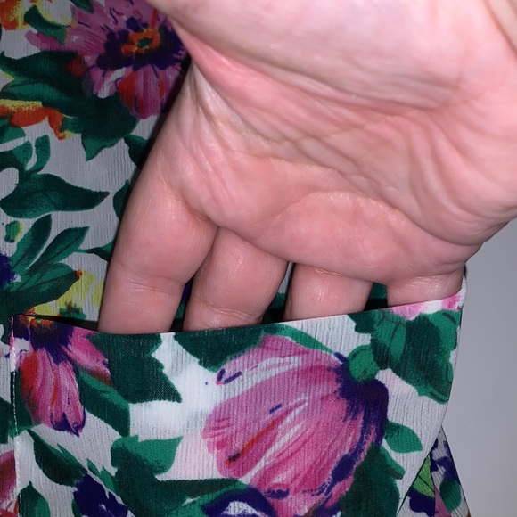 Victoria’s Secret Small sleeveless floral blouse buttons down front - Picture 2 of 5